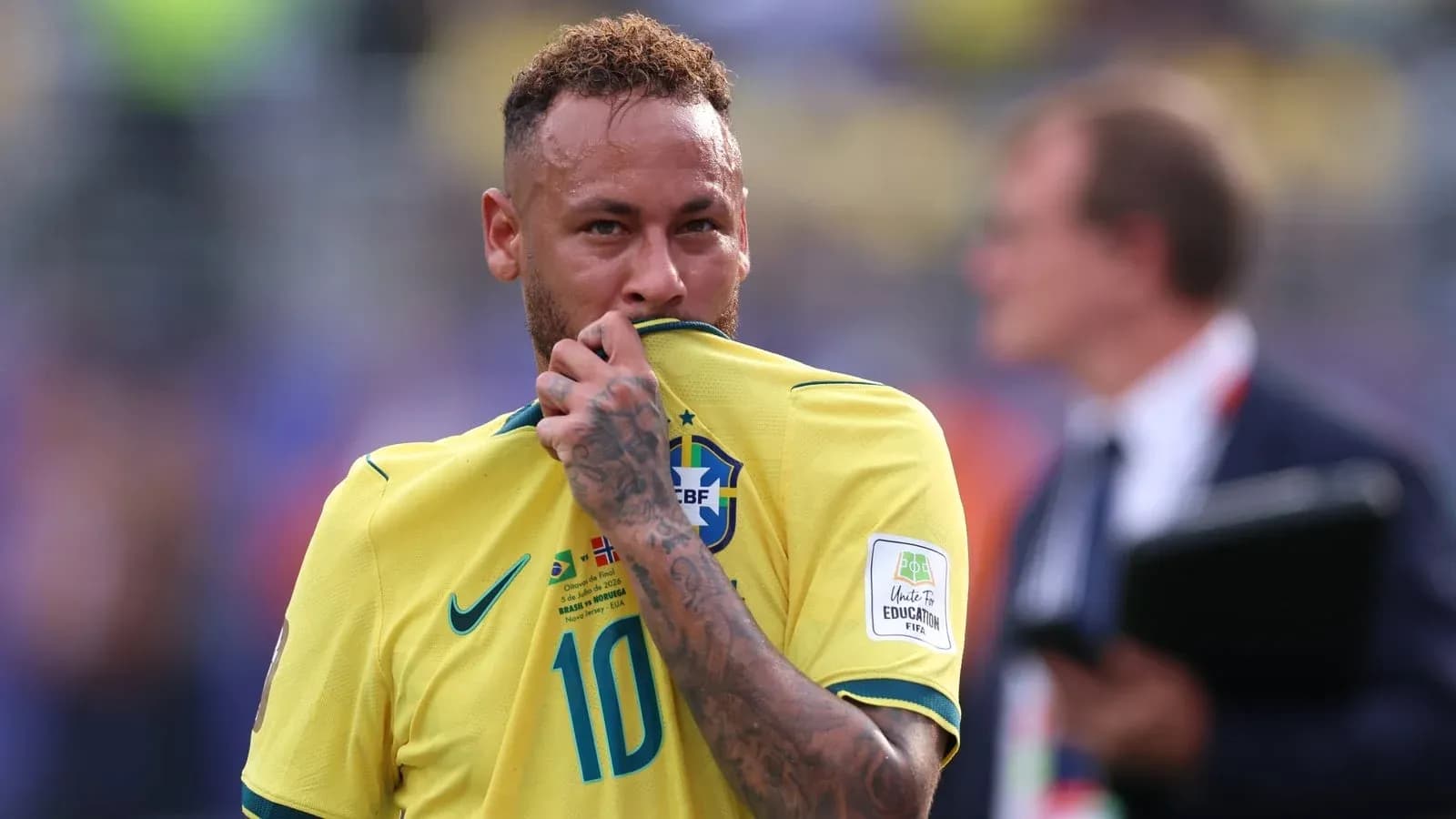 Neymar besándose la camiseta de Brasil en el campo