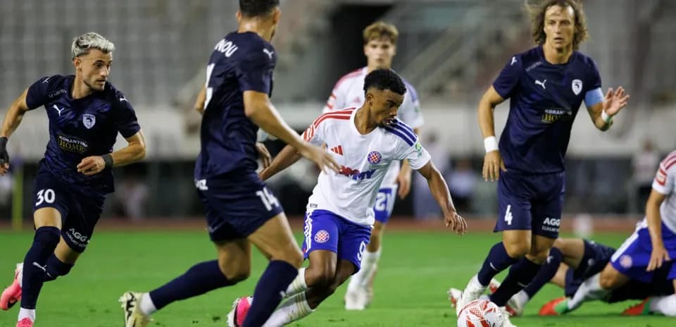 Jugadores de HNK Hajduk Split en acción