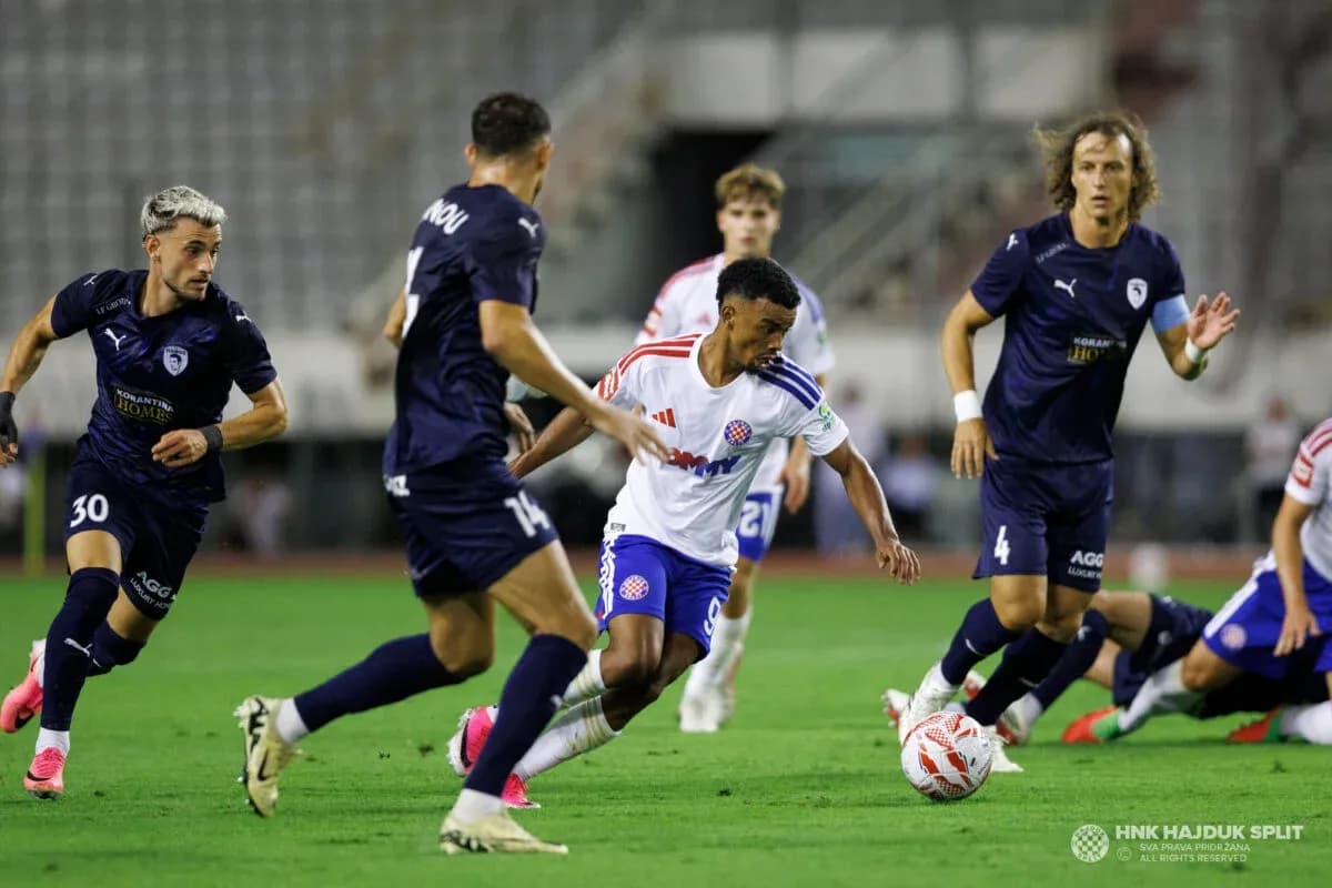 Jugadores de HNK Hajduk Split en acción