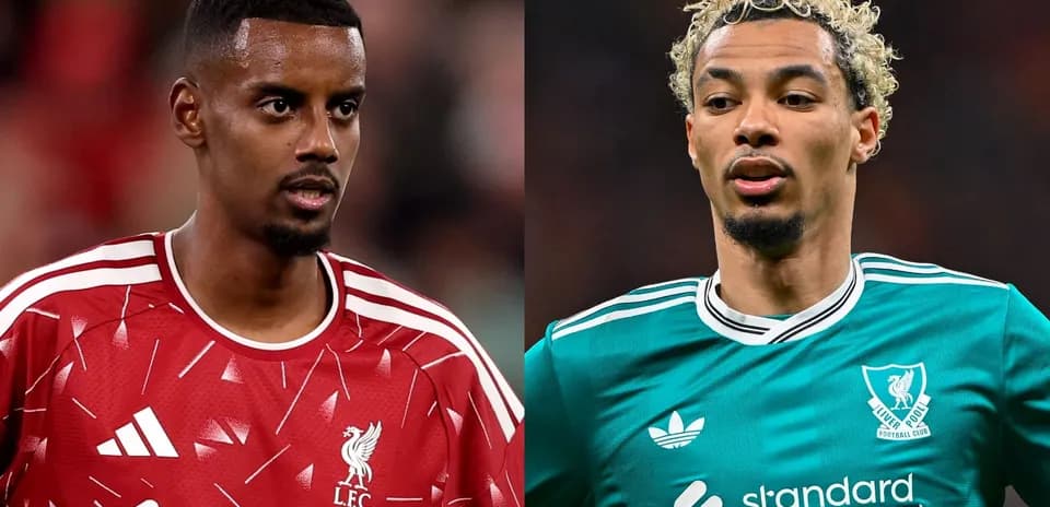 Jugadores de Liverpool en camisetas de entrenamiento