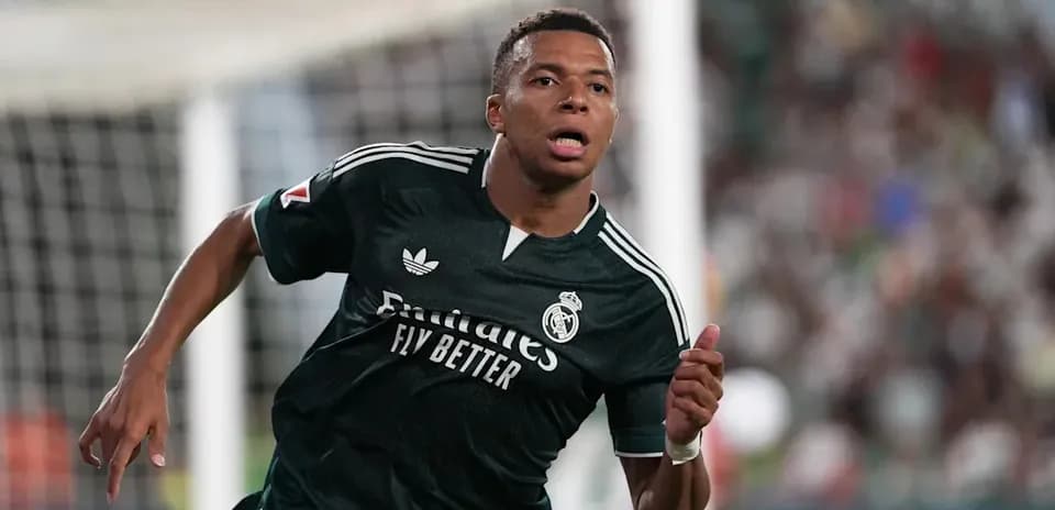 Jugador de Real Madrid corriendo tras anotar un gol