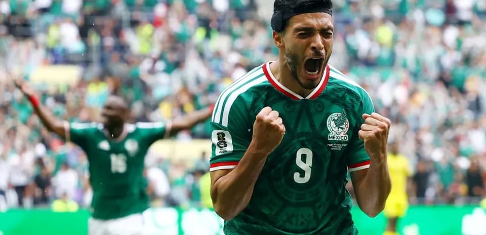 Jugador mexicano celebrando un gol en el partido