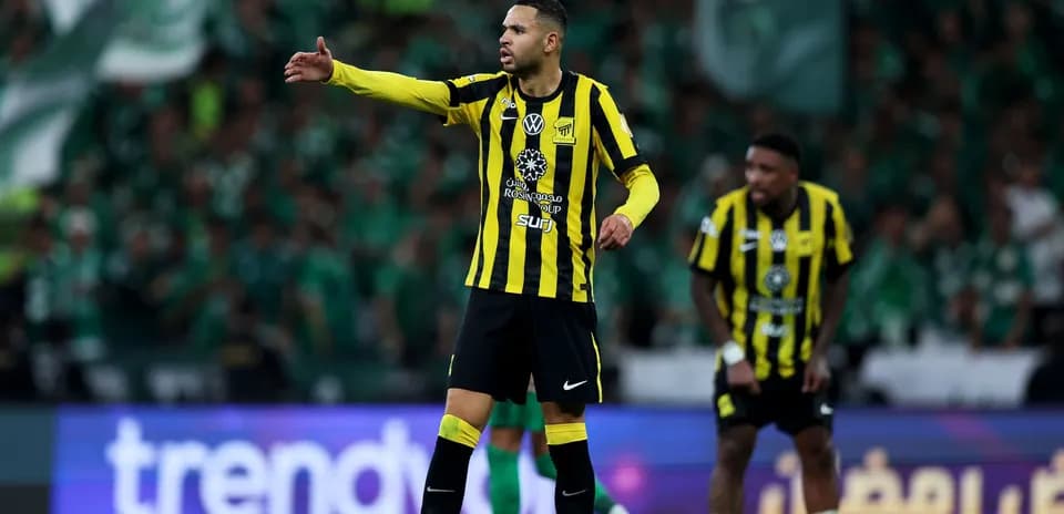 Jugador de Ittihad dirigiendo a su equipo en el campo