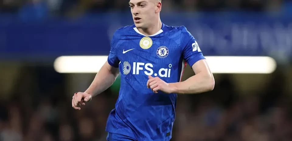 Jugador de Chelsea corriendo en el campo de fútbol