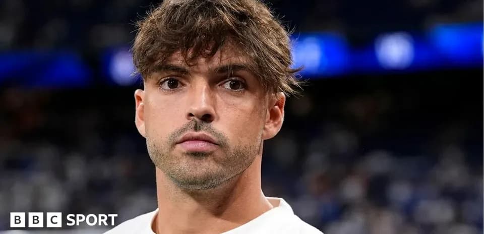 Jugador de fútbol en el campo durante el partido