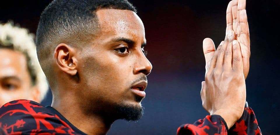 Jugador aplaudiendo en el campo de fútbol