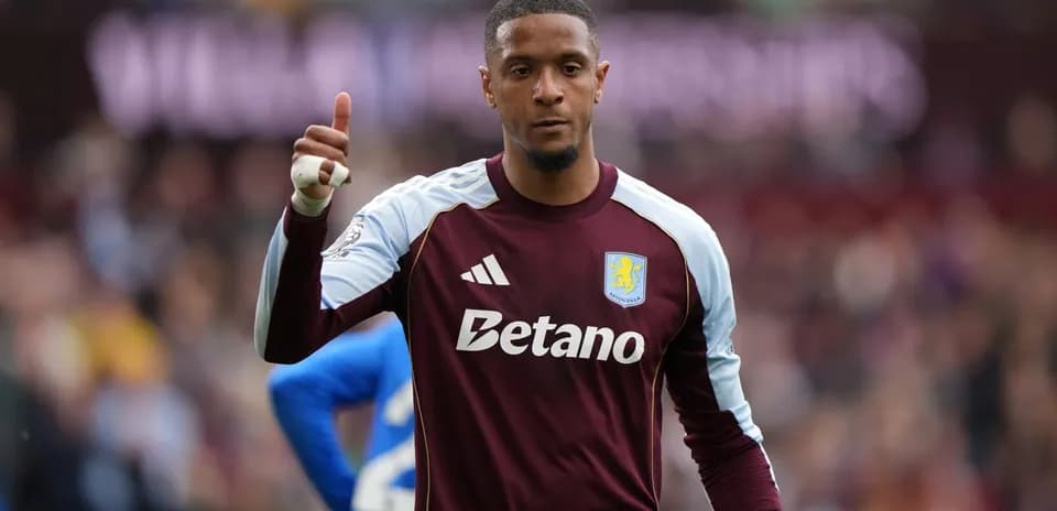 Portero de Aston Villa levantando el pulgar