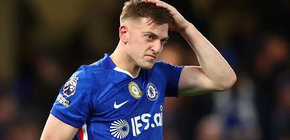 Jugador de Chelsea con la mano en la cabeza