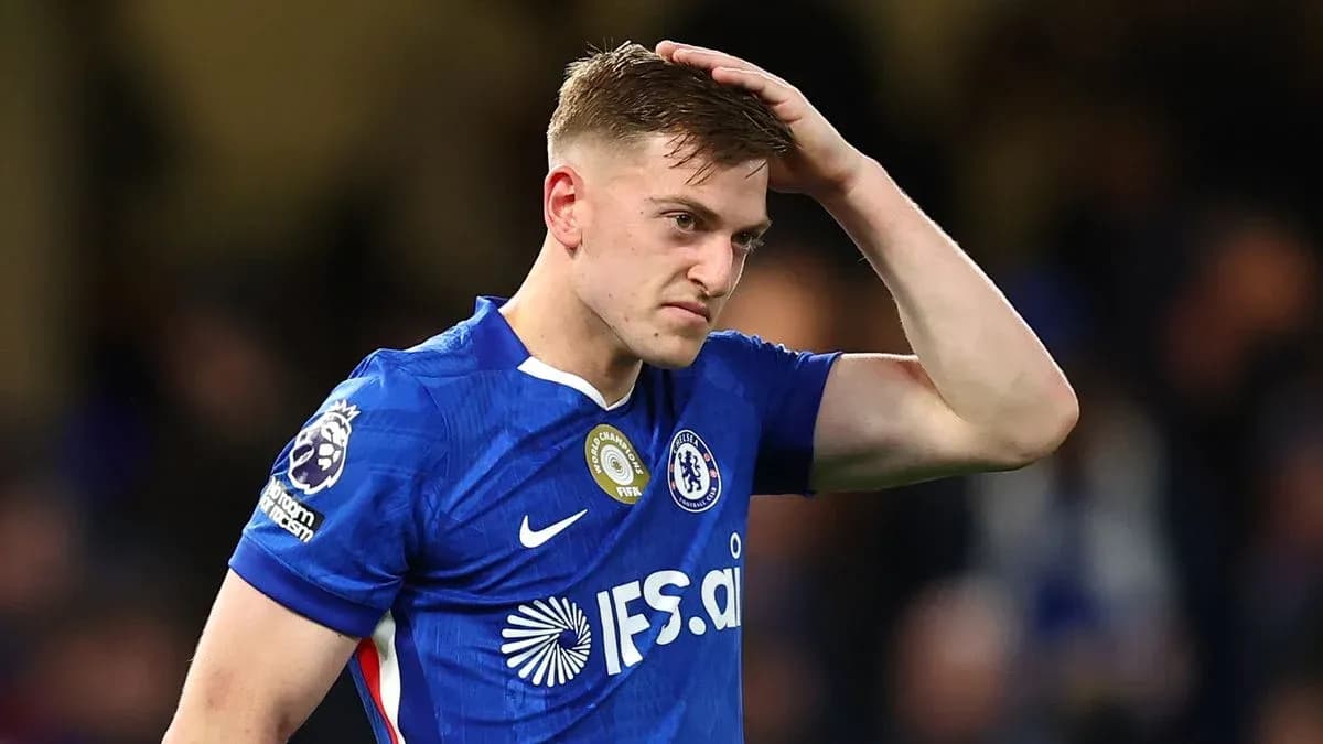 Jugador de Chelsea con la mano en la cabeza