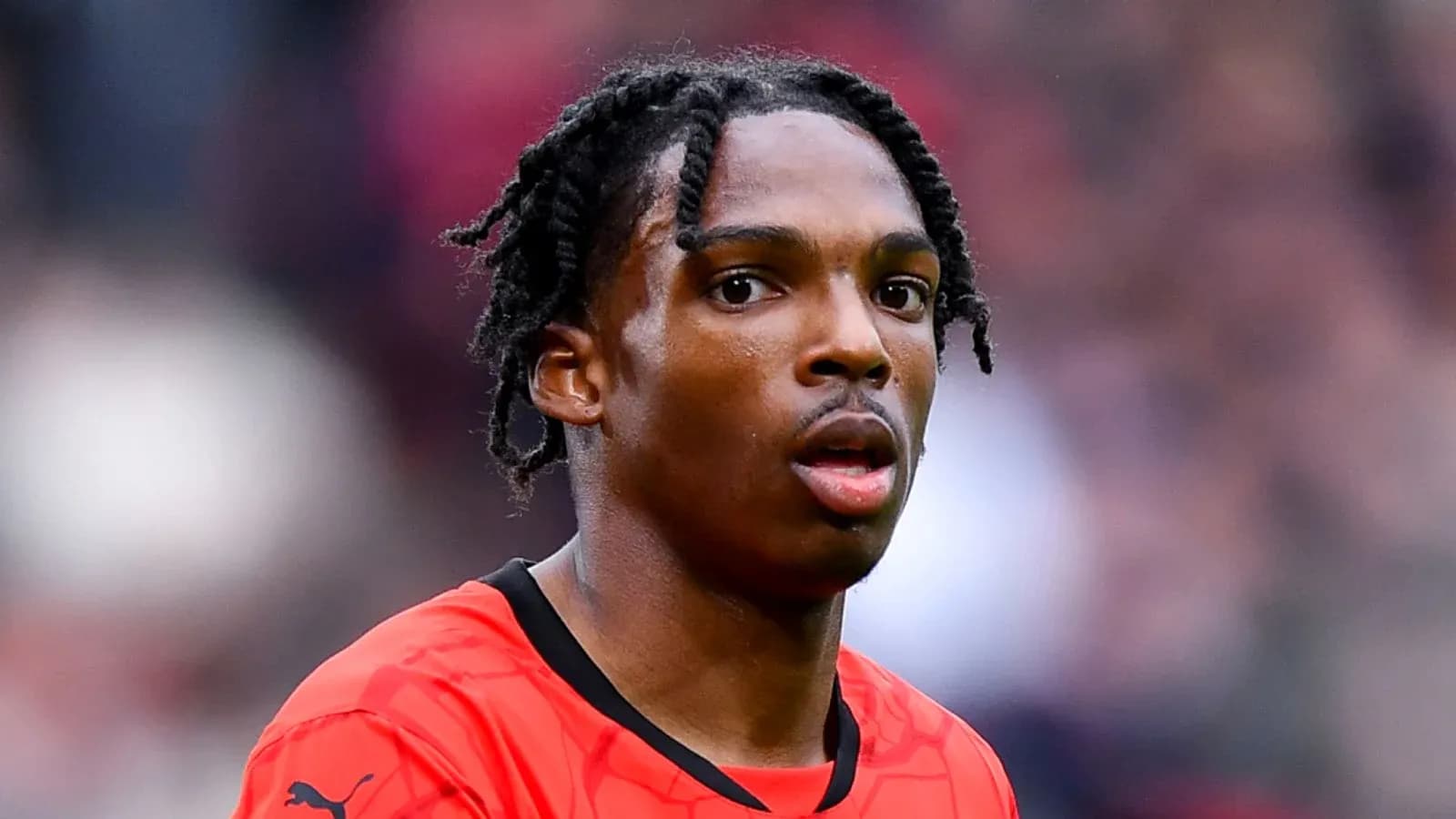Jugador con camiseta roja durante partido de fútbol