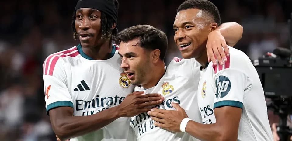 Jugadores del Real Madrid celebrando un gol juntos