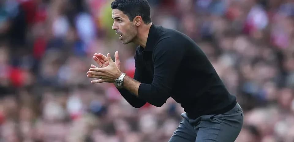 Entrenador dirigiendo al equipo desde la línea lateral
