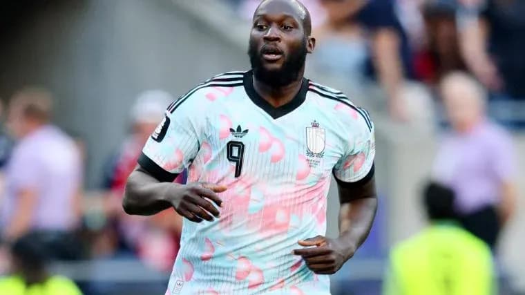 Jugador belga corriendo en partido de fútbol