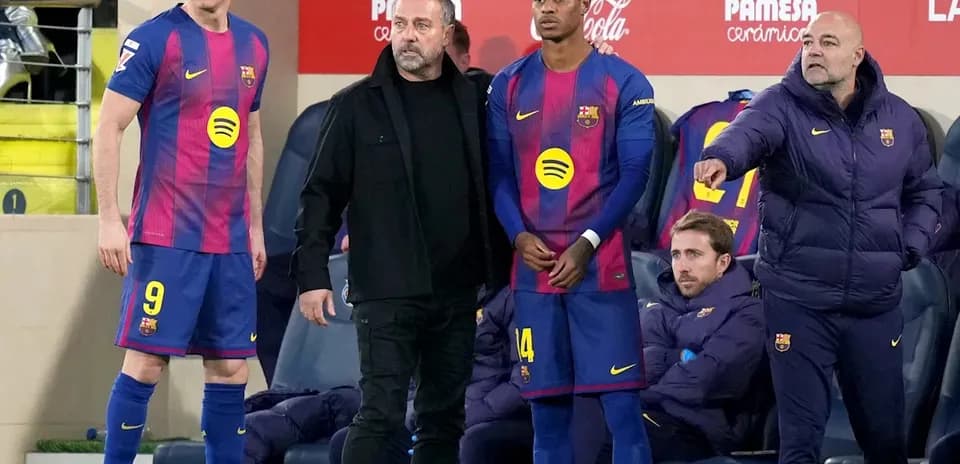 Jugadores y cuerpo técnico del FC Barcelona en el banquillo
