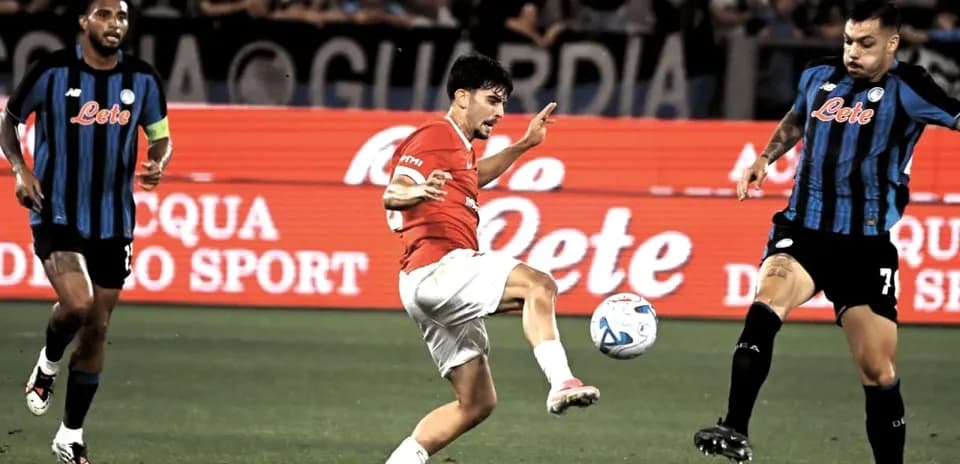 Jugador del equipo rojo controla el balón en el partido