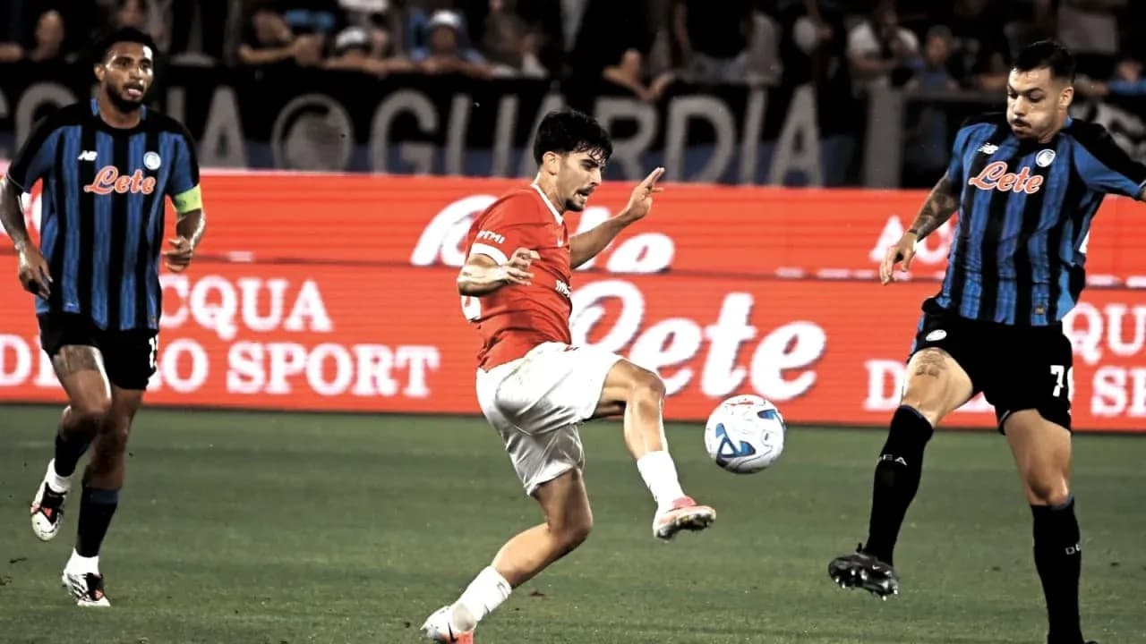 Jugador del equipo rojo controla el balón en el partido