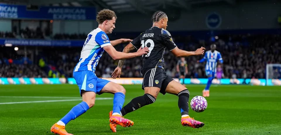Jugador de Leeds esquivando a un defensor de Brighton
