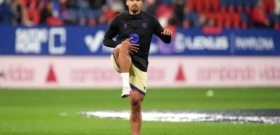 Jugador calentando en el campo antes del partido