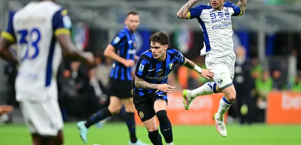 Jugador de Inter esquivando a oponente de Hellas Verona