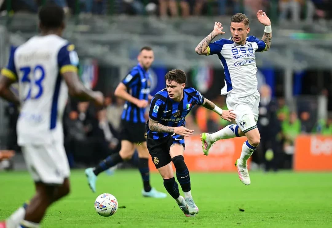 Jugador de Inter esquivando a oponente de Hellas Verona