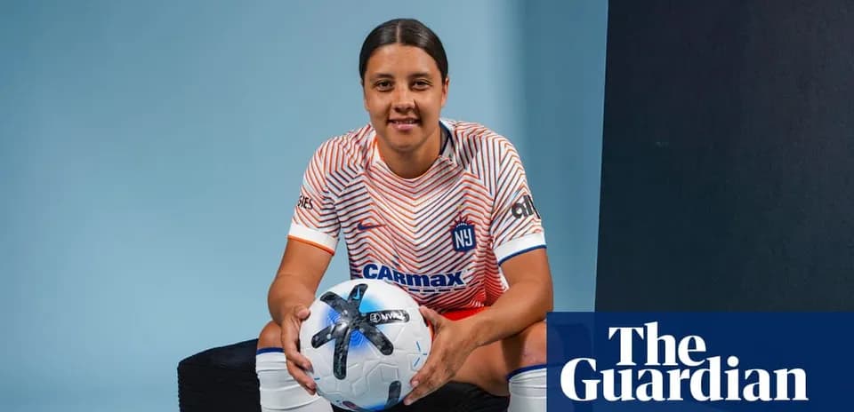 Jugadora sosteniendo un balón de fútbol en estudio
