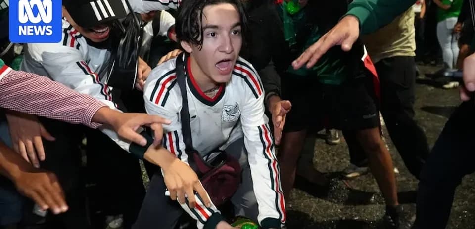 Joven celebrando con fanáticos en evento deportivo