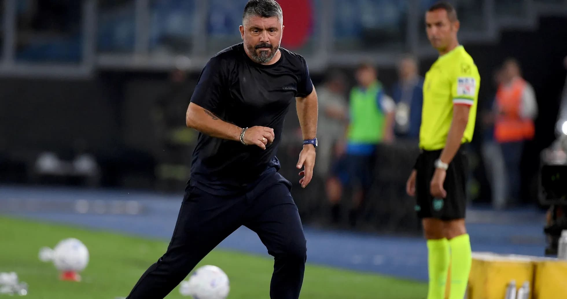 Entrenador corriendo en la línea de banda