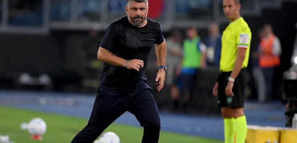 Entrenador corriendo en la línea de banda