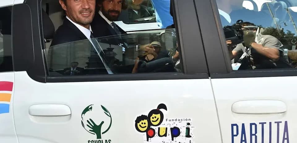 Jugadores en un coche durante evento benéfico
