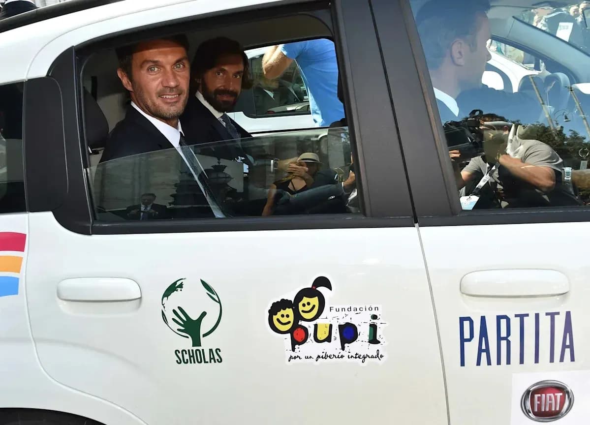 Jugadores en un coche durante evento benéfico