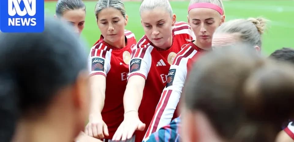Jugadoras de equipo uniendo manos antes del partido