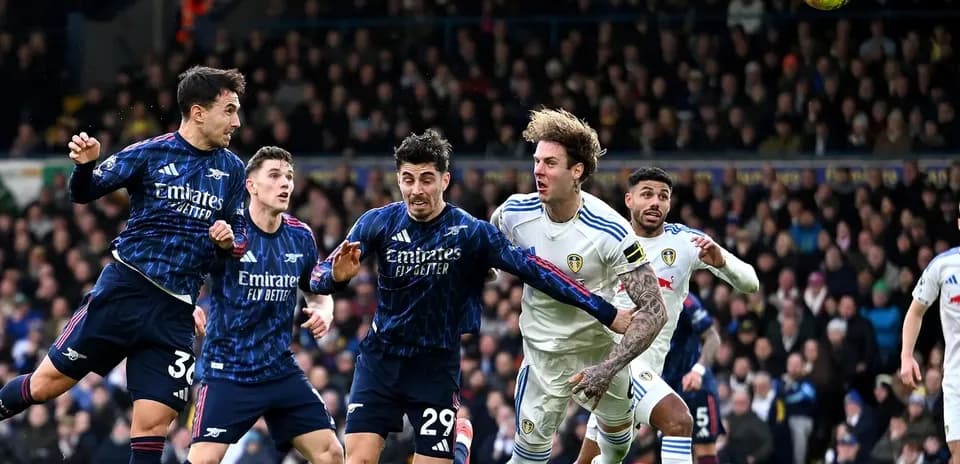 Jugadores de Arsenal compiten contra Leeds