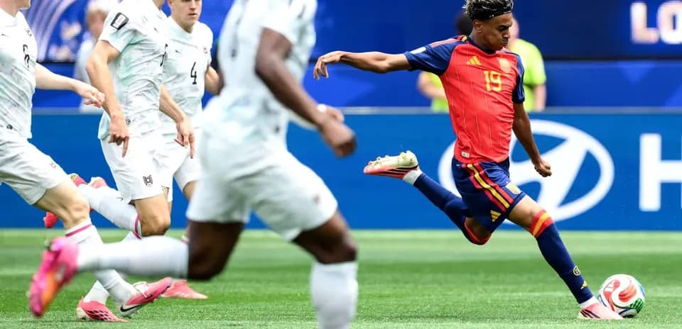Jugador de España disparando a portería