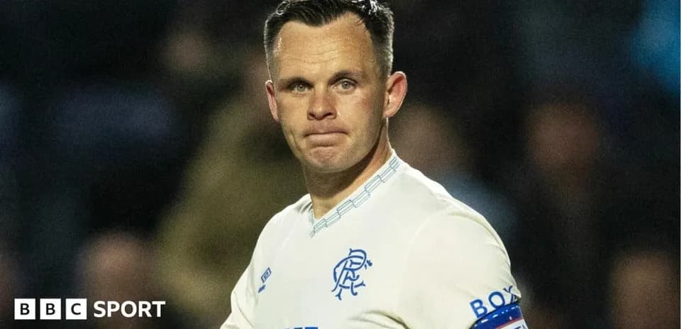 Jugador de Rangers con cinta de capitán en partido