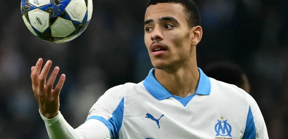 Jugador del Olympique de Marsella sosteniendo un balón