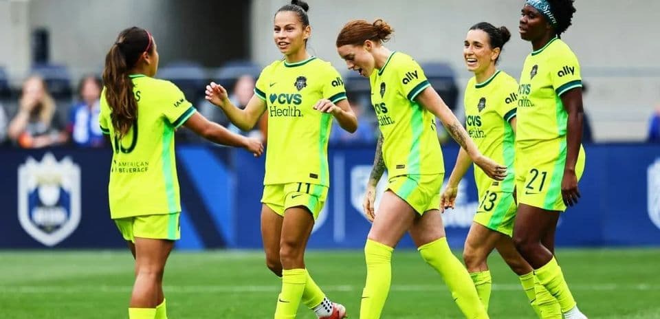 Jugadoras celebrando en el partido de fútbol