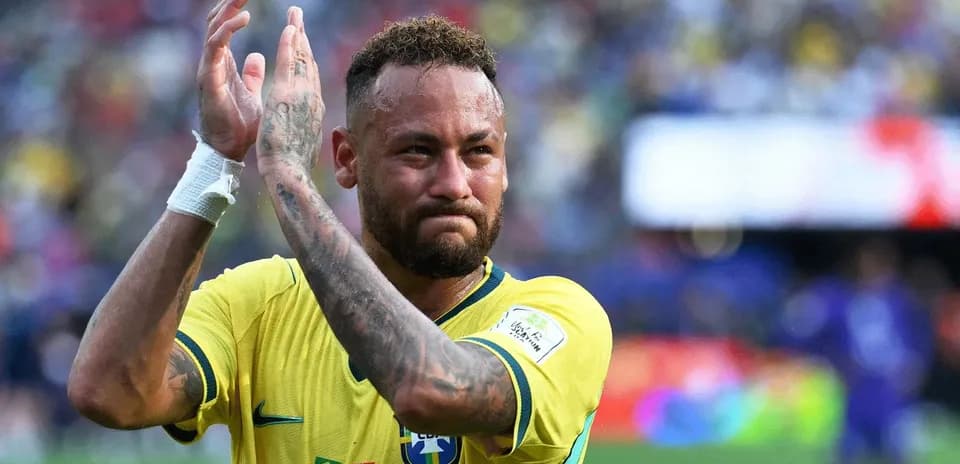 Jugador brasileño aplaudiendo en el campo