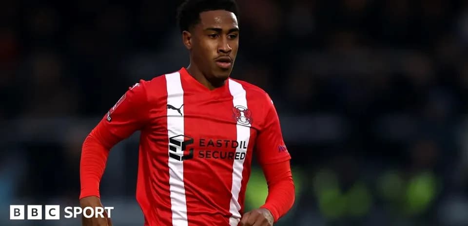 Jugador corriendo con uniforme del equipo Leyton Orient