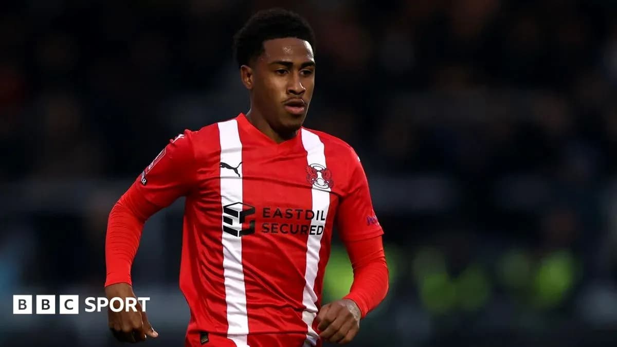 Jugador corriendo con uniforme del equipo Leyton Orient