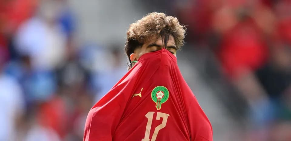 Jugador de Marruecos cubriendo su cara con camiseta