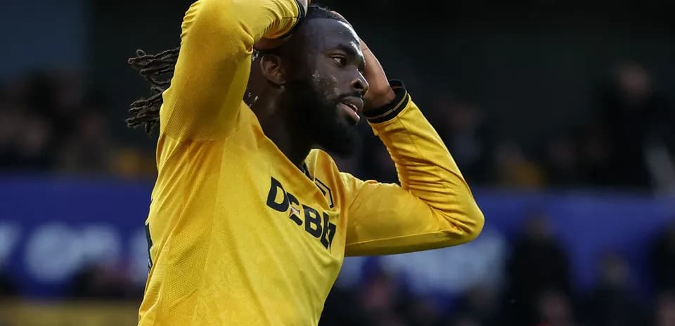 Jugador con camiseta amarilla lamentándose en el campo