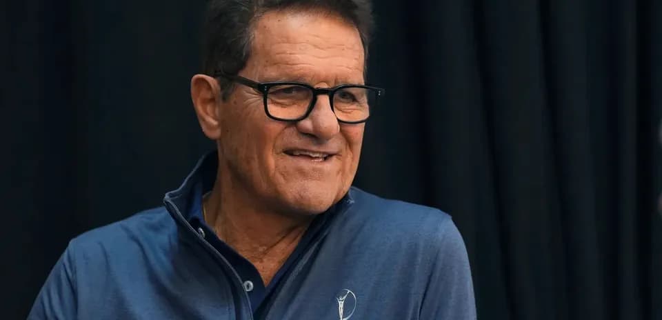 Hombre sonriendo durante evento de prensa