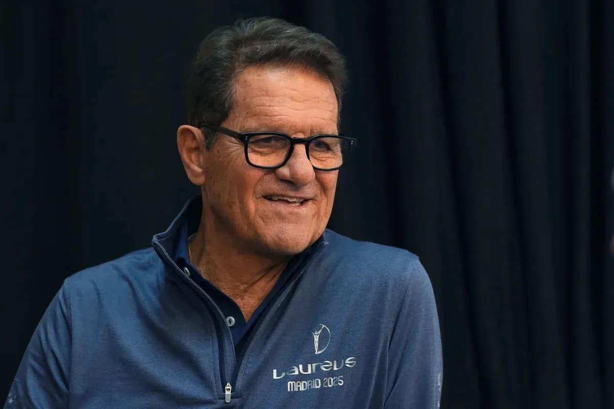 Hombre sonriendo durante evento de prensa