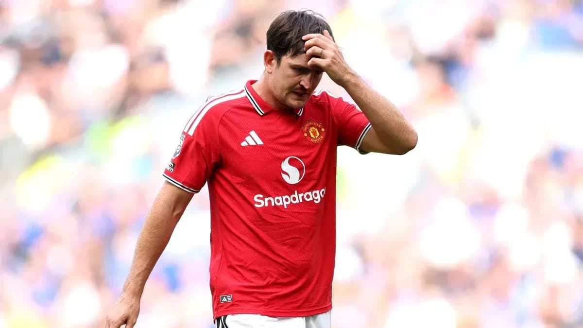 Jugador de Manchester United con camiseta roja, preocupado