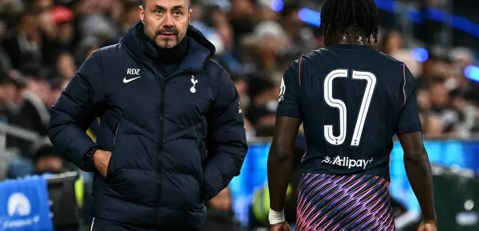 Entrenador de Tottenham hablando con jugador durante partido