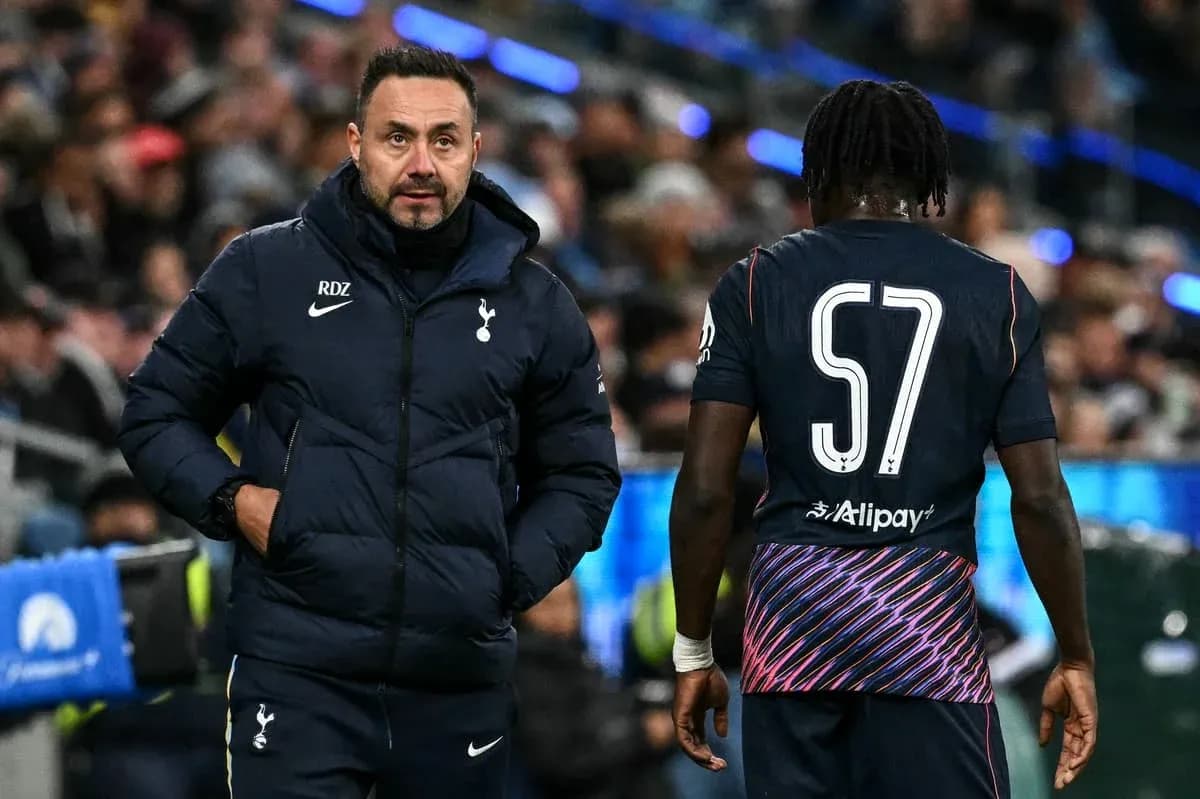 Entrenador de Tottenham hablando con jugador durante partido