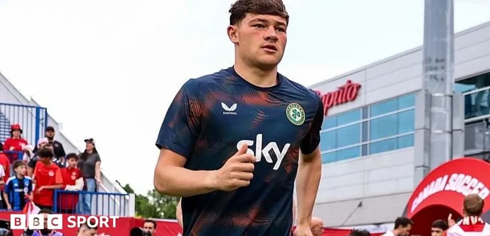Jugador corriendo hacia el campo antes del partido
