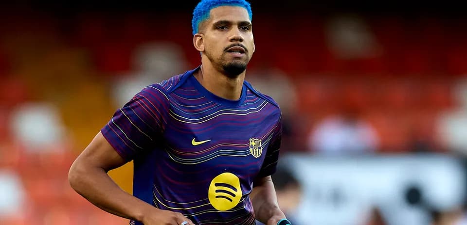 Jugador de fútbol con camiseta del FC Barcelona calentando