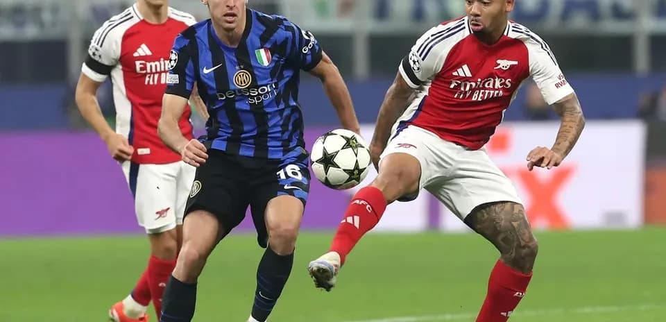 Jugadores de Inter y Arsenal compitiendo por el balón