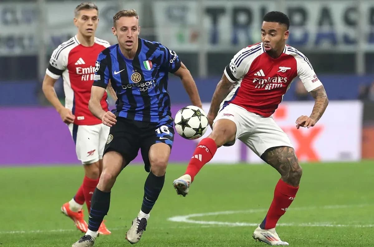 Jugadores de Inter y Arsenal compitiendo por el balón